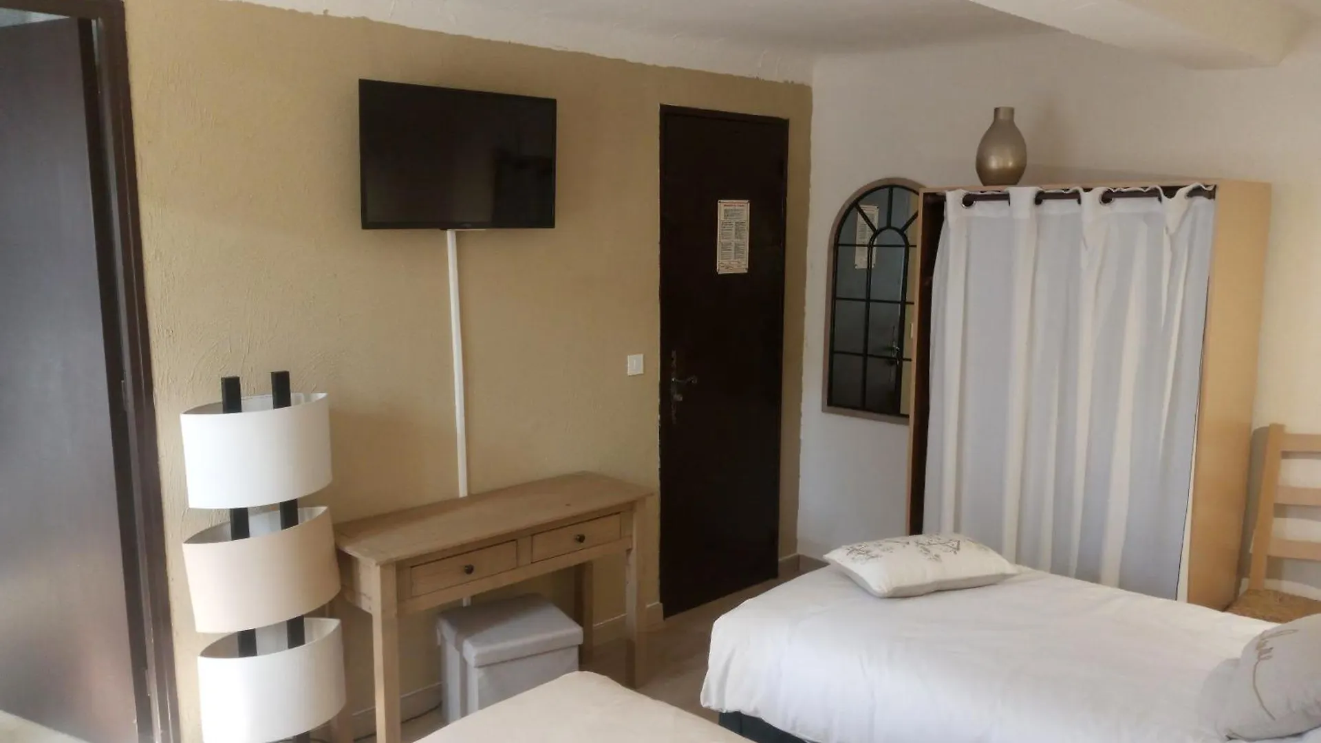 Chambres D'Hotes L'Amphitryon 5 Chambres Villemus 0*,