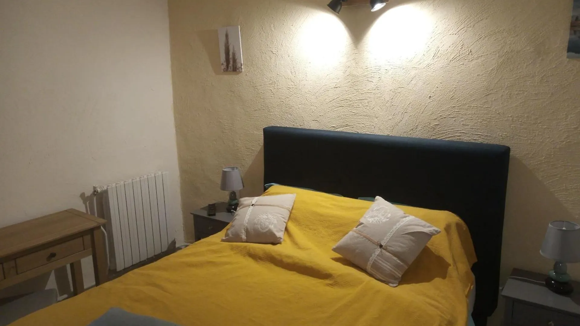 Chambres D'Hotes L'Amphitryon 5 Chambres Villemus Bed & Breakfast